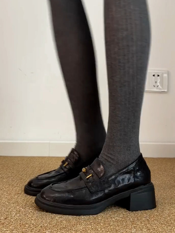 Női loaferek brit retró stílusban, kerek orrú, vastag sarka, slip-on, fekete bőr