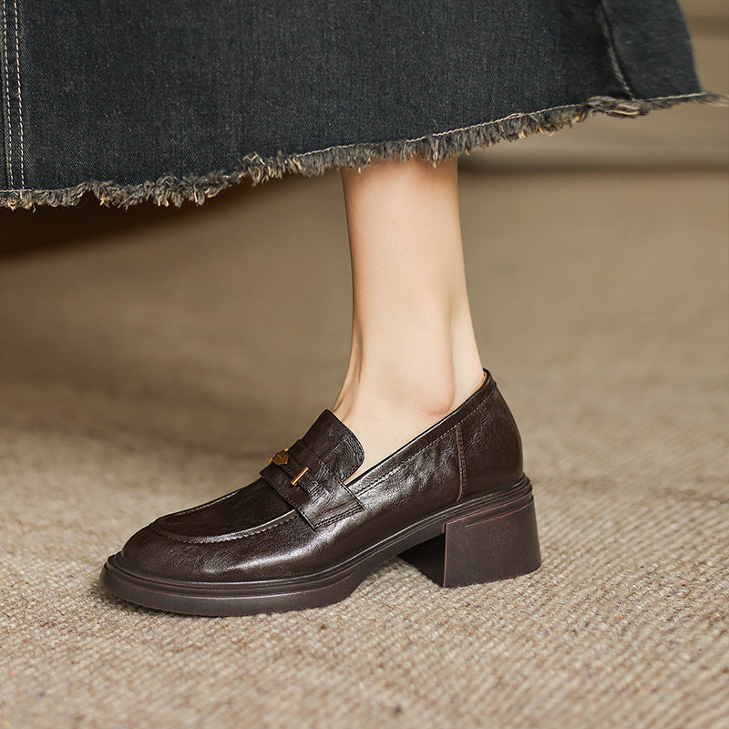 Női loaferek brit retró stílusban, kerek orrú, vastag sarka, slip-on, fekete bőr