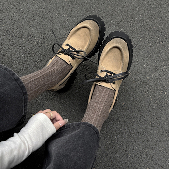 Női francia stílusú, kerek orrú, vastag talpú loafer, velúr bőrből, kopott hatású, fűzős platformcipő
