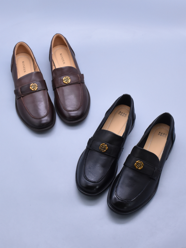 Ženske kožne loaferice s ravnom potplatom od kože prvog sloja, dizajn kamelije i zlatnog novčića, slip-on kožne cipele