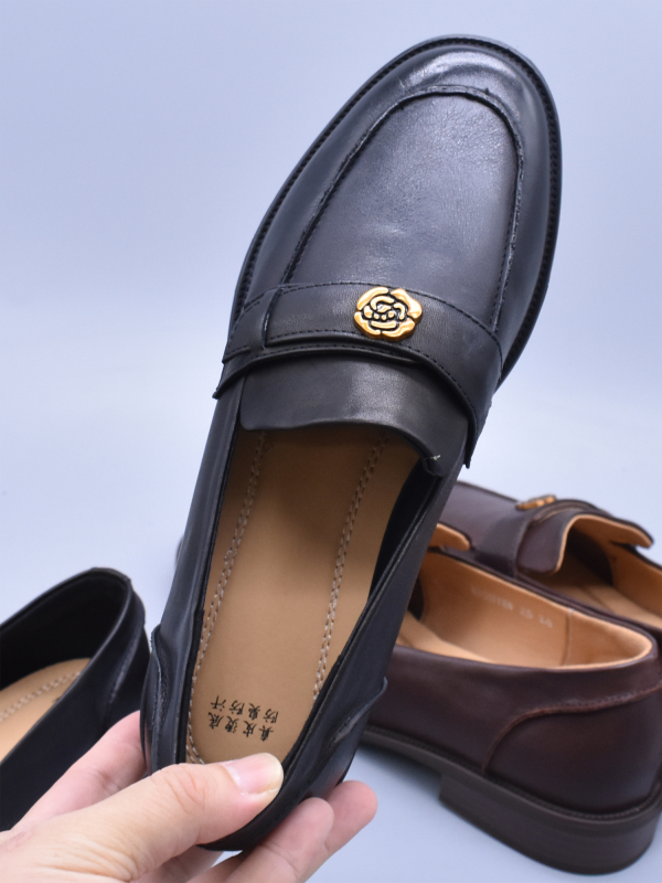 Ženske kožne loaferice s ravnom potplatom od kože prvog sloja, dizajn kamelije i zlatnog novčića, slip-on kožne cipele