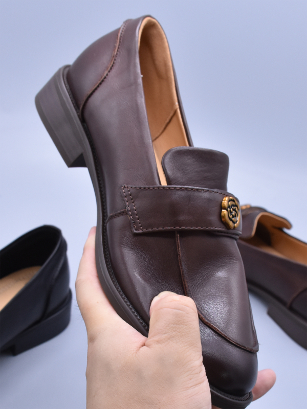 Ženske kožne loaferice s ravnom potplatom od kože prvog sloja, dizajn kamelije i zlatnog novčića, slip-on kožne cipele