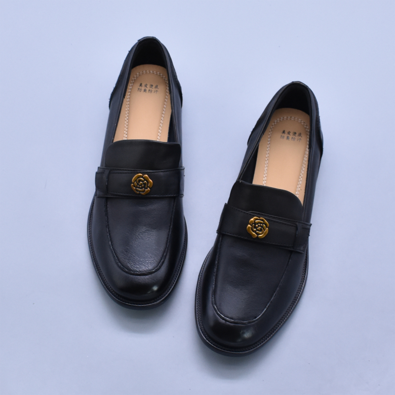 Ženske kožne loaferice s ravnom potplatom od kože prvog sloja, dizajn kamelije i zlatnog novčića, slip-on kožne cipele