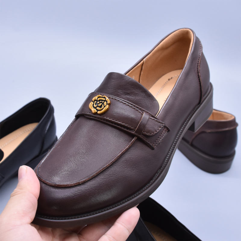 Ženske kožne loaferice s ravnom potplatom od kože prvog sloja, dizajn kamelije i zlatnog novčića, slip-on kožne cipele