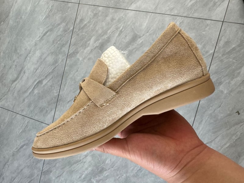Ženske mokasice od ovčje kože s resama i kopčom, skrivenim potpeticom, velur gornji dio, slip-on, mekana potplata