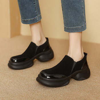 Női báránybőr loaferek, brit stílusú, platformos, ezüst színű, slip-on