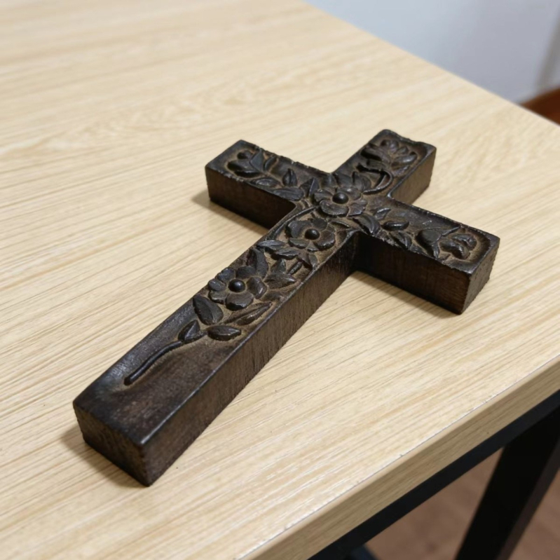 Drvena ukrasna sitnica od bukovine s uskrsnom ružom i križem, retro romantičan stil