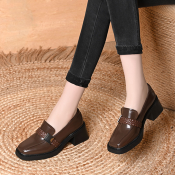 Loafers pentru femei în stil britanic vintage, vârf pătrat, toc mediu, decor țesut și cataramă, slip-on.