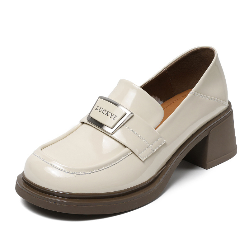 Mocasin femei din piele lucioasă neagră, vârf rotund, toc mediu, căptușeală din piele, talpă din cauciuc.