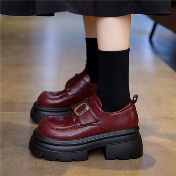 Loafers cu platformă pentru femei de mică înălțime, creștere de 7 cm, pantofi din piele mici, stil vintage 2025 cu Velcro