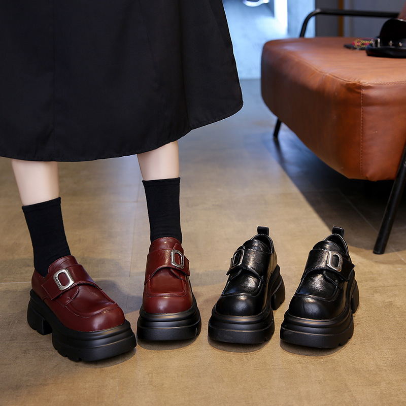 Loafers cu platformă pentru femei de mică înălțime, creștere de 7 cm, pantofi din piele mici, stil vintage 2025 cu Velcro