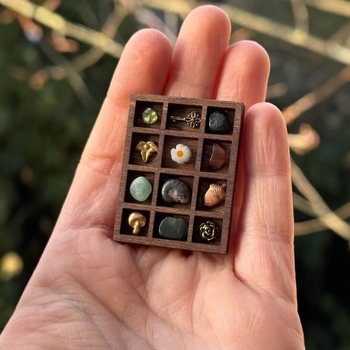Drvena mini polica za nakit i uzorke minerala