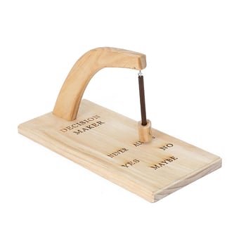 Drveni privjesak s motivom 'Decision Maker'.