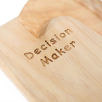 Drveni privjesak s motivom 'Decision Maker'.