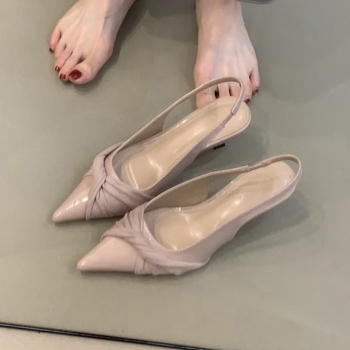 Francuski stil, elegantne remenaste sandale s uskim vrhom, niski pet 3–6 cm, otvoreni stražnji dio i zatvoren vrh prsta