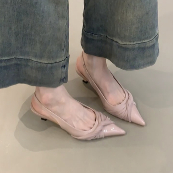 Francuski stil, elegantne remenaste sandale s uskim vrhom, niski pet 3–6 cm, otvoreni stražnji dio i zatvoren vrh prsta