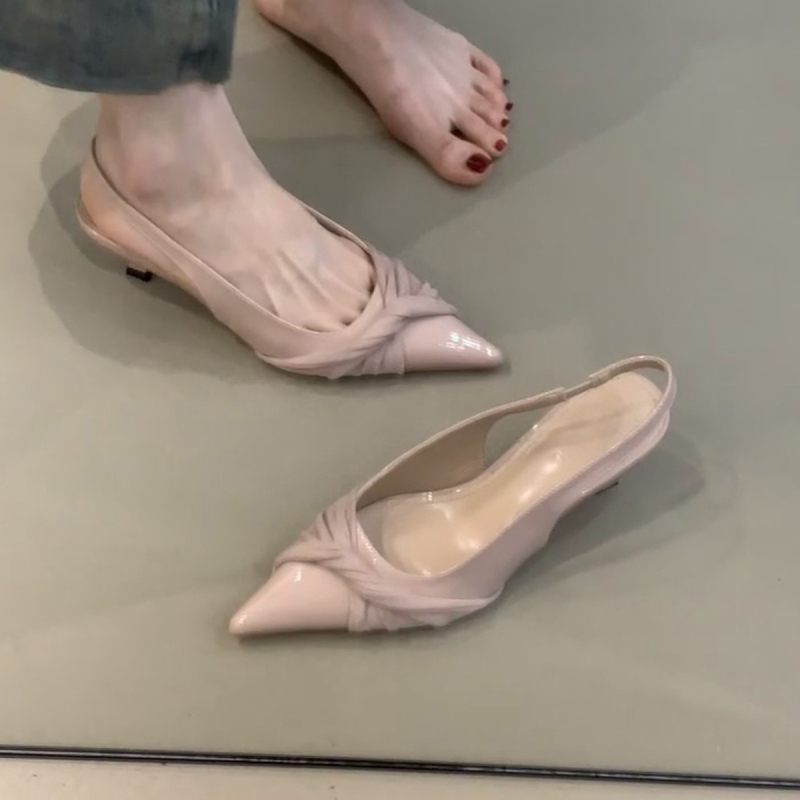Francuski stil, elegantne remenaste sandale s uskim vrhom, niski pet 3–6 cm, otvoreni stražnji dio i zatvoren vrh prsta