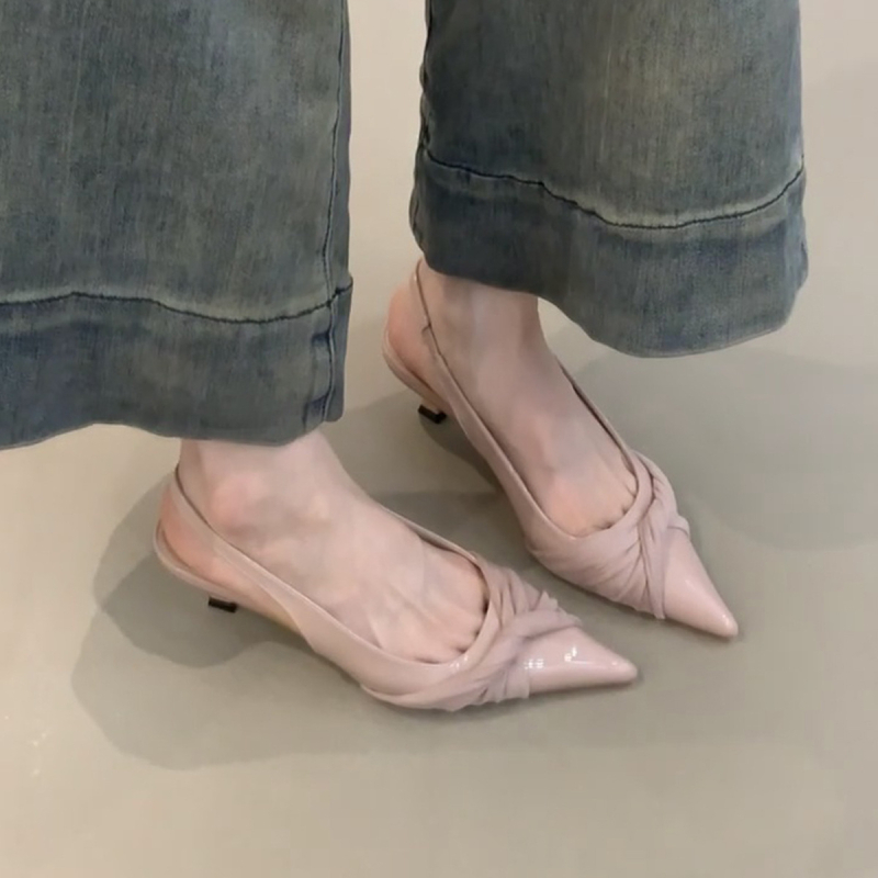 Francuski stil, elegantne remenaste sandale s uskim vrhom, niski pet 3–6 cm, otvoreni stražnji dio i zatvoren vrh prsta