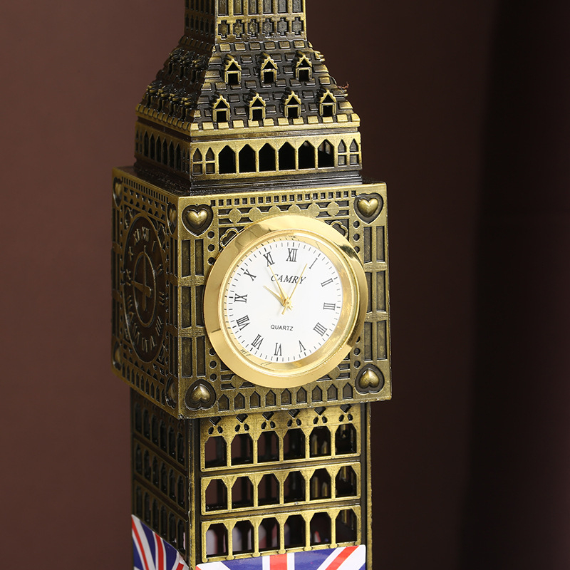 Metalni maket znamenite zgrade Big Ben — londonski suvenir za dnevni boravak
