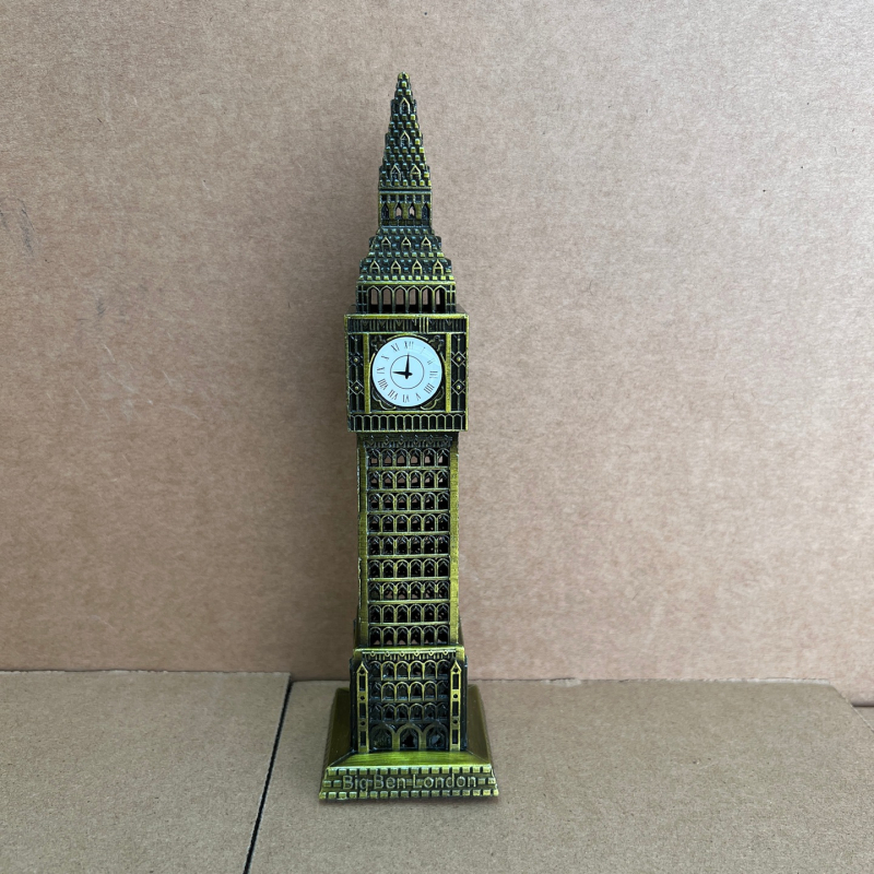 Metalni maket znamenite zgrade Big Ben — londonski suvenir za dnevni boravak