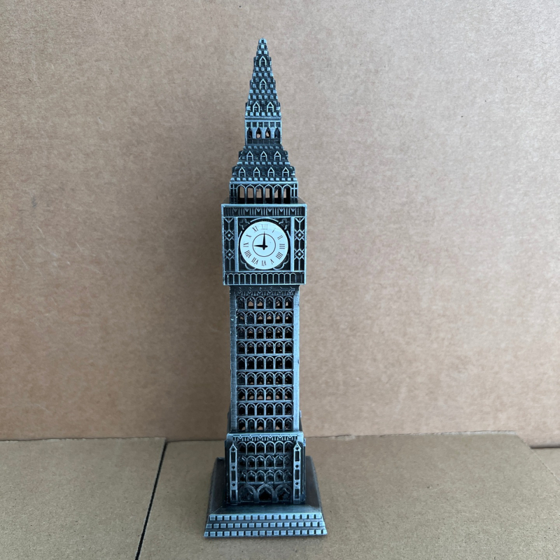 Metalni maket znamenite zgrade Big Ben — londonski suvenir za dnevni boravak