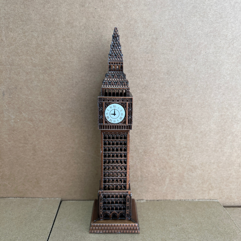 Metalni maket znamenite zgrade Big Ben — londonski suvenir za dnevni boravak
