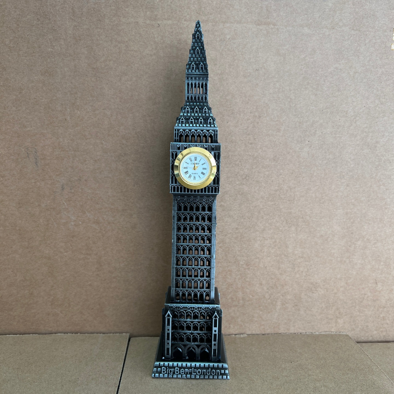 Metalni maket znamenite zgrade Big Ben — londonski suvenir za dnevni boravak