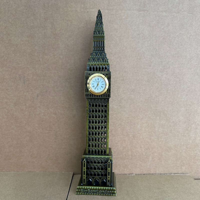 Metalni maket znamenite zgrade Big Ben — londonski suvenir za dnevni boravak