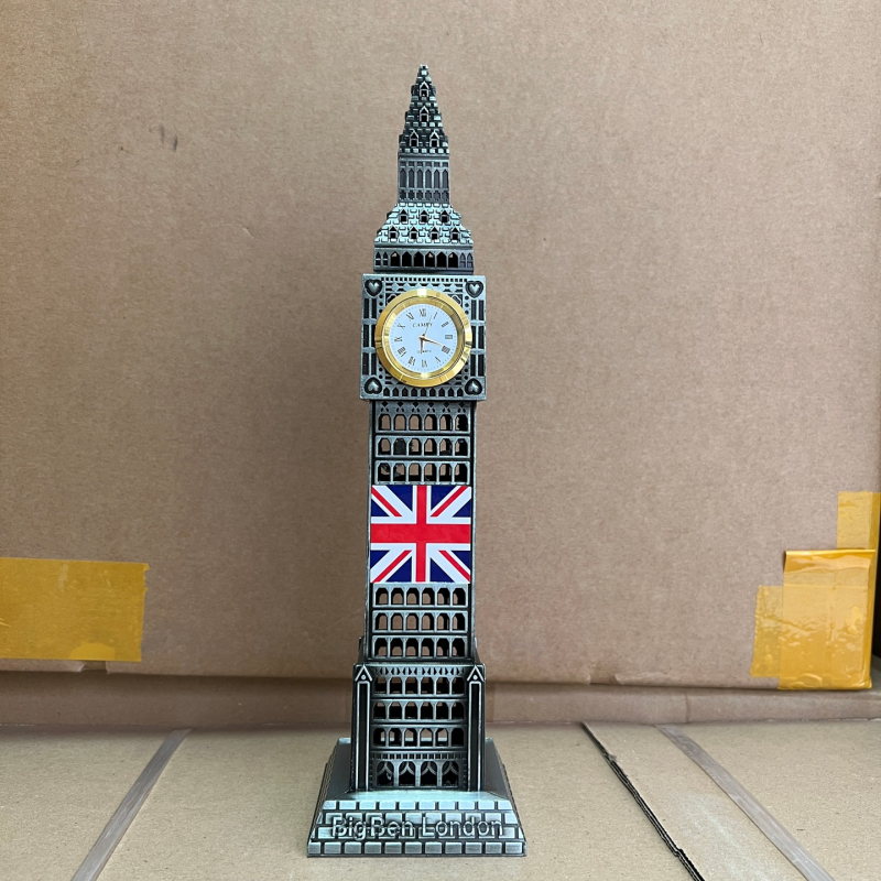 Metalni maket znamenite zgrade Big Ben — londonski suvenir za dnevni boravak