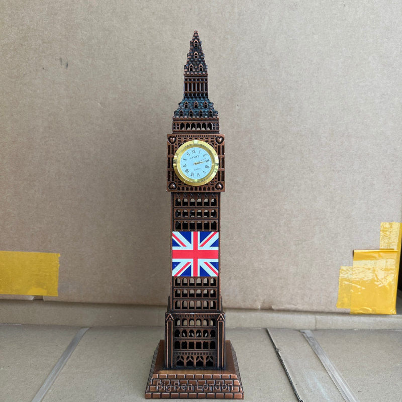 Metalni maket znamenite zgrade Big Ben — londonski suvenir za dnevni boravak