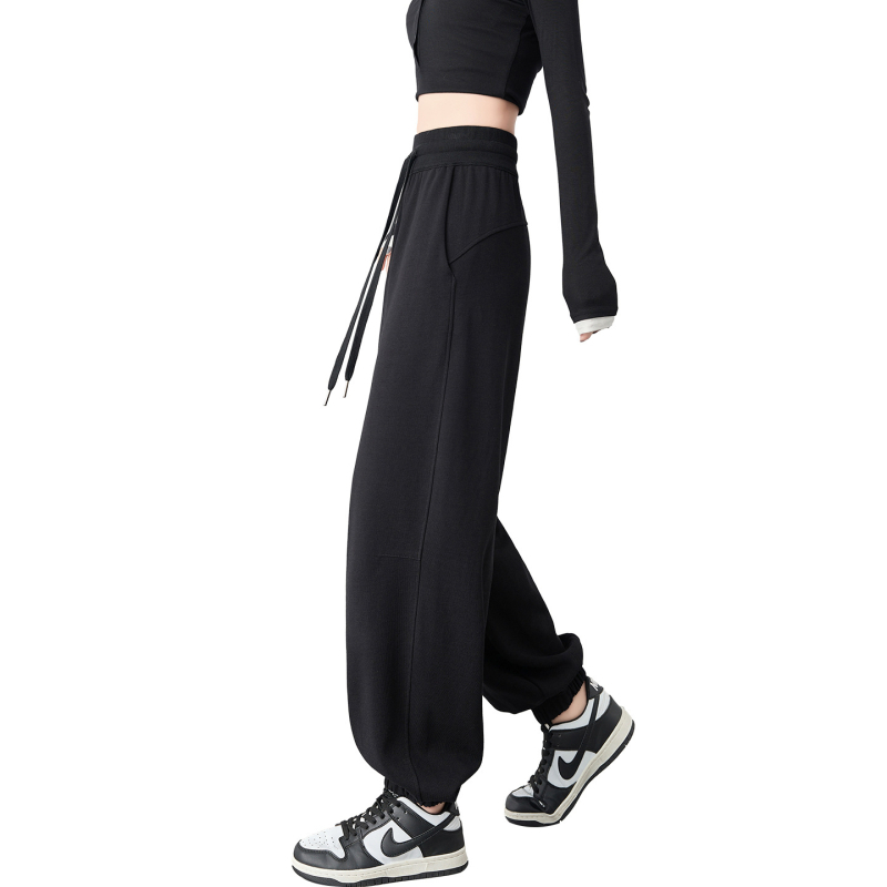 Crne ženske trenirke hlače za proljeće 2026, visokim strukom, oblikuju siluetu, casual joggerice, ravne nogavice s lantern krojem, američki stil