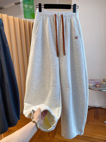 Plus veličine ženske jogger hlače, američkog stila s izvezenim detaljima, fleece podstavom, casual, jesen-zima, ležeran kroj, s vezeanom u struku i manžetama na kraju nogavica.