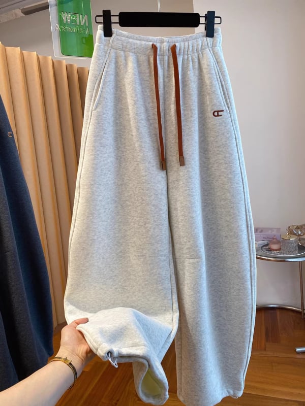 Plus veličine ženske jogger hlače, američkog stila s izvezenim detaljima, fleece podstavom, casual, jesen-zima, ležeran kroj, s vezeanom u struku i manžetama na kraju nogavica.