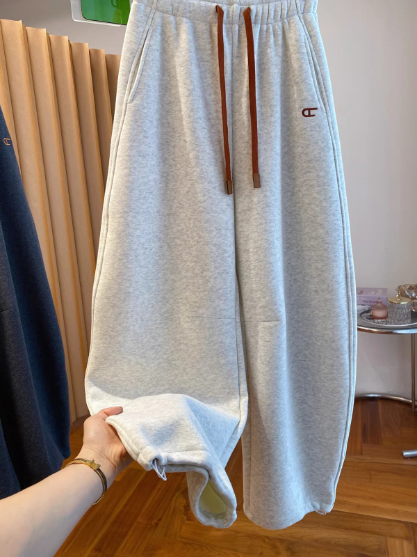 Plus veličine ženske jogger hlače, američkog stila s izvezenim detaljima, fleece podstavom, casual, jesen-zima, ležeran kroj, s vezeanom u struku i manžetama na kraju nogavica.