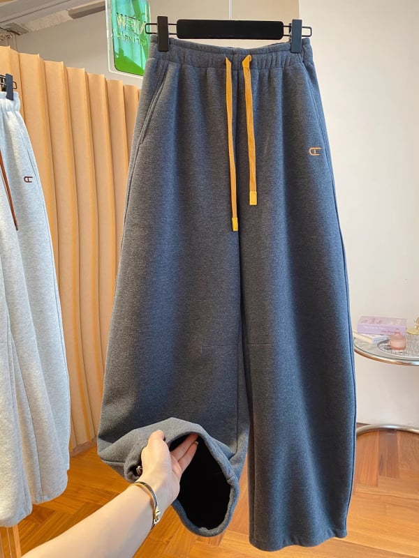 Plus veličine ženske jogger hlače, američkog stila s izvezenim detaljima, fleece podstavom, casual, jesen-zima, ležeran kroj, s vezeanom u struku i manžetama na kraju nogavica.