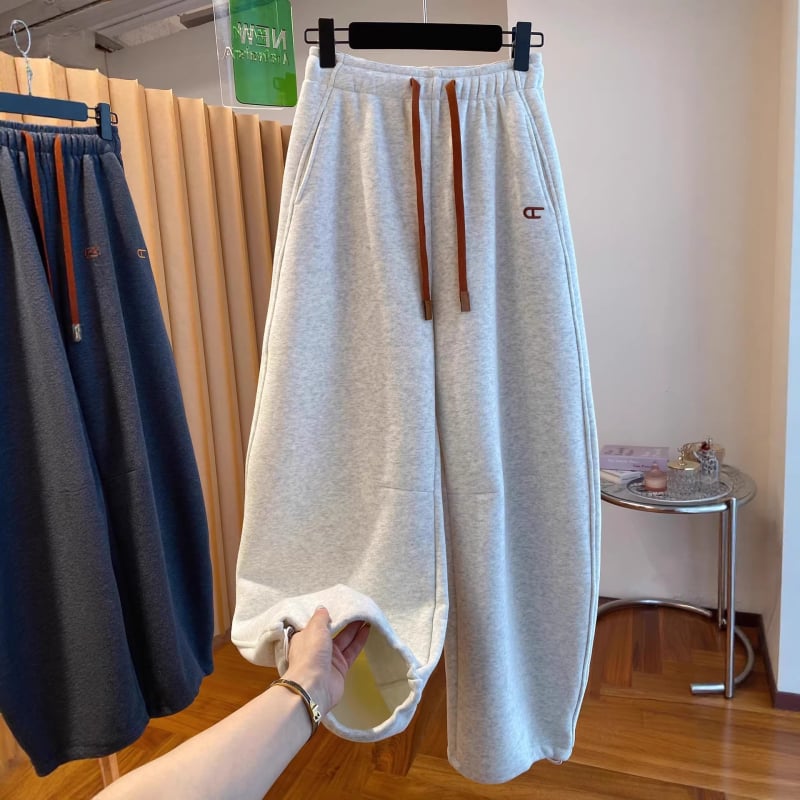 Plus veličine ženske jogger hlače, američkog stila s izvezenim detaljima, fleece podstavom, casual, jesen-zima, ležeran kroj, s vezeanom u struku i manžetama na kraju nogavica.