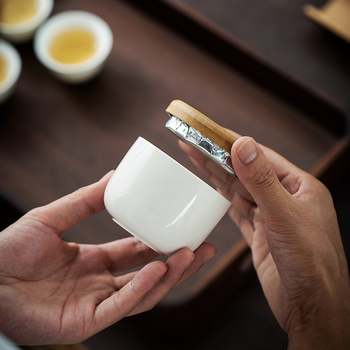 Cutie ceramică mini cilindrică pentru ceai cu capac din bambus – etanșă, portabilă pentru depozitare ceai și fructe uscate