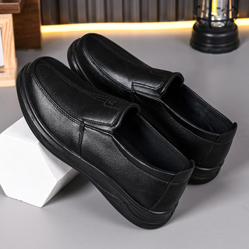 Férfiaknak készült, slip-on stílusú casual bőrcipő, munka és üzleti használatra, kényelmes és sokoldalú