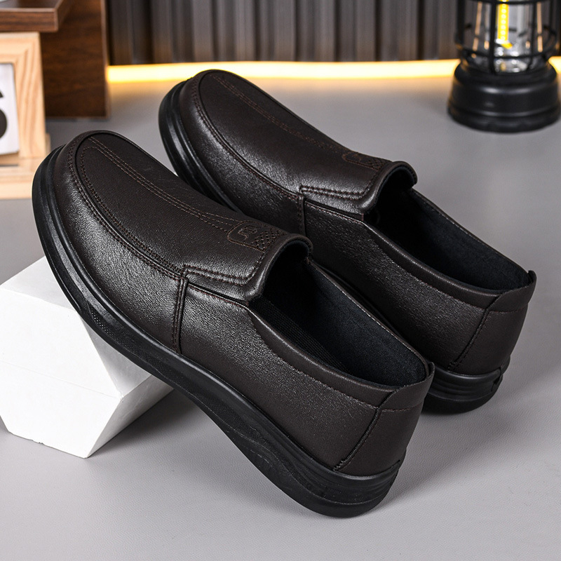 Férfiaknak készült, slip-on stílusú casual bőrcipő, munka és üzleti használatra, kényelmes és sokoldalú