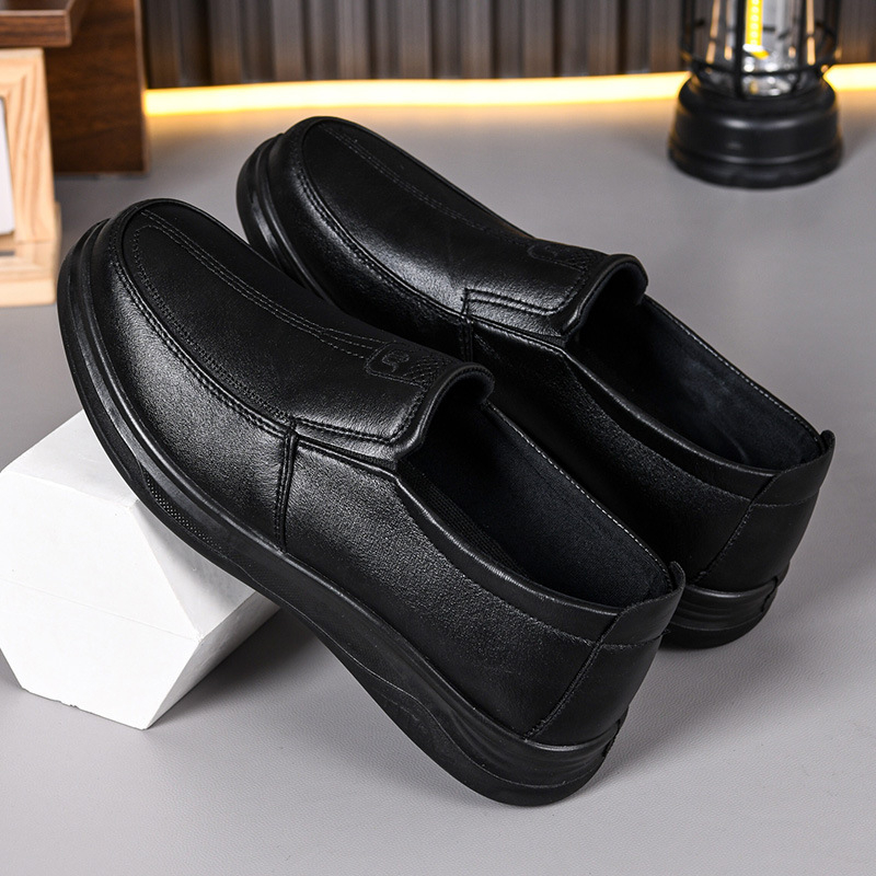 Férfiaknak készült, slip-on stílusú casual bőrcipő, munka és üzleti használatra, kényelmes és sokoldalú