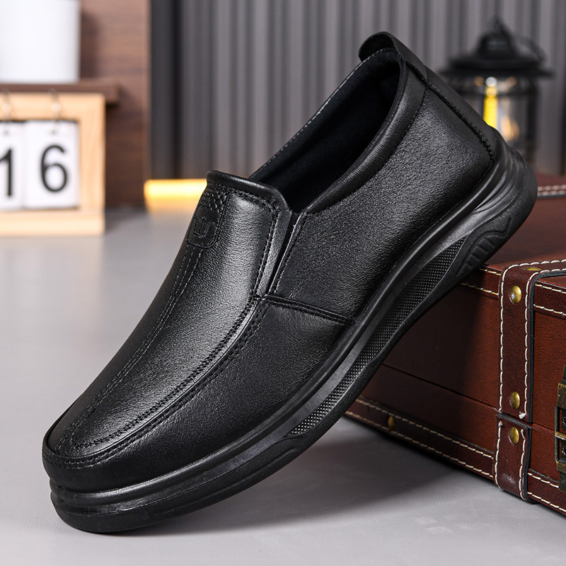 Férfiaknak készült, slip-on stílusú casual bőrcipő, munka és üzleti használatra, kényelmes és sokoldalú