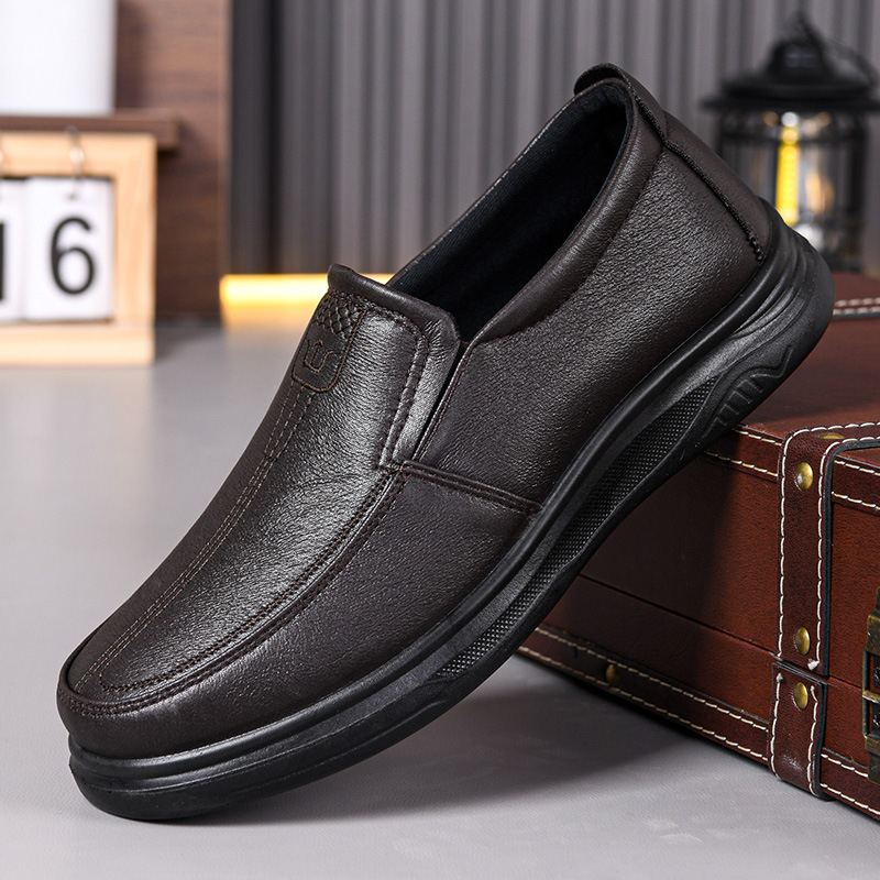 Férfiaknak készült, slip-on stílusú casual bőrcipő, munka és üzleti használatra, kényelmes és sokoldalú
