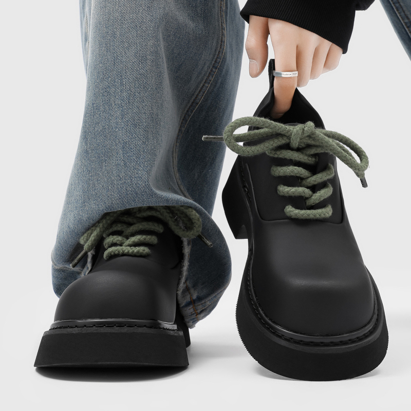 Muške derby cipele s debelom potplata za povećanje visine, crne mat boje, gornji materijal: super fiber, okrugli vrh, poslovno- casual stil