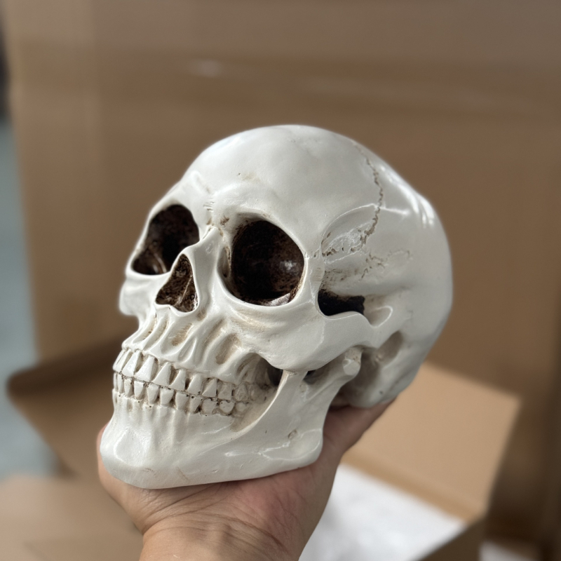 Lubanja od smole za Halloween — personalizirana ukras za ured