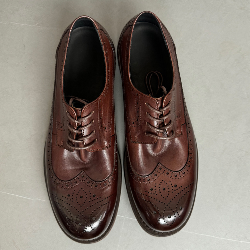 Muške kožne cipele – britanski stil brogues, ukrašeni rupičasti detalji, vezanje, prozračne za ljeto 2024