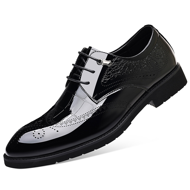 Férfiak számára elegáns bőrcipő, hegyes orrú, brogue díszítéssel, fűzőkkel, lakkozott bőr, modell 8663