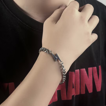 Villám karkötő titánacélból, uniszex, geometriai formájú, minimalistikus, prémium kategóriás kiegészítő kubai hip-hop stílusban