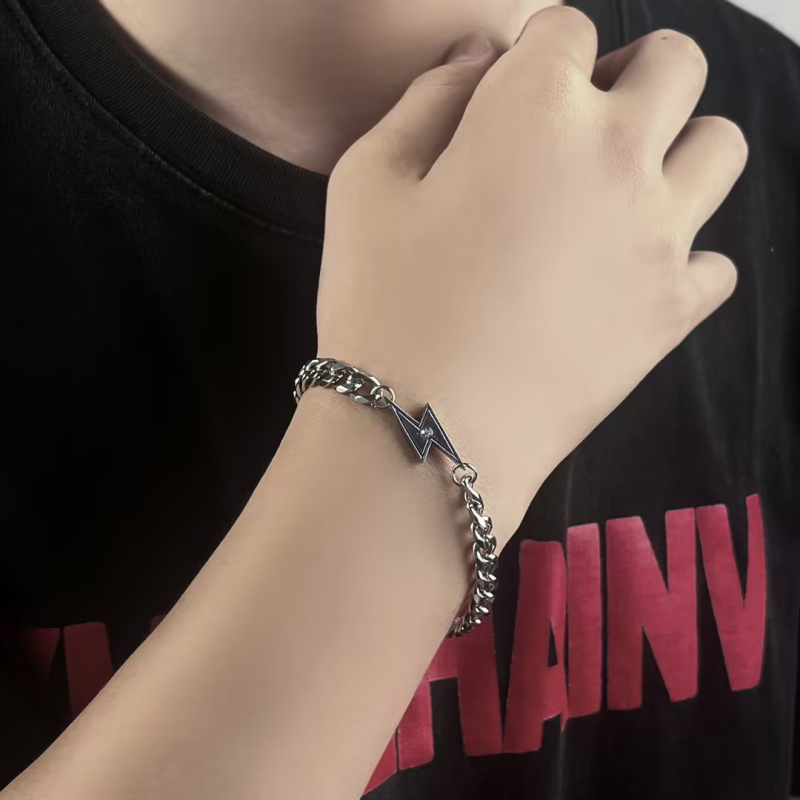 Villám karkötő titánacélból, uniszex, geometriai formájú, minimalistikus, prémium kategóriás kiegészítő kubai hip-hop stílusban