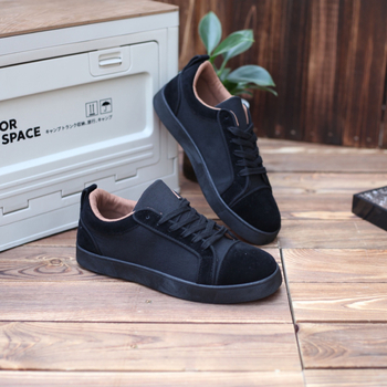 2025 Hongkong-stílusú könnyű luxus, lélegző férfi alacsony toppos sneaker piros talppal és betűkkel