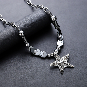 Ogrlica s petokrakom zvijezdom, titan čelik, crna kamen – punk goth stil, nišni dizajn, unisex